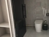 Санузел с душевой кабиной в отеле