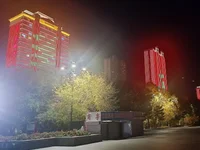 Вид на ночной город с яркой иллюминацией