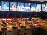 Витрина с китайскими закусками в ресторане Хэйхэ