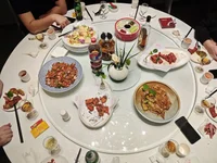 Большой круглый стол с набором китайских блюд