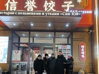 Пациенты стоматологии Жуйкан у входа в ресторан