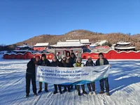 Пациенты с баннером тур улыбки в Хэйхэ